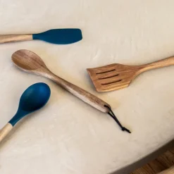 Hugo kennis bakspatel met gleuven - acaciahout - 30x7.8x1.8 cm