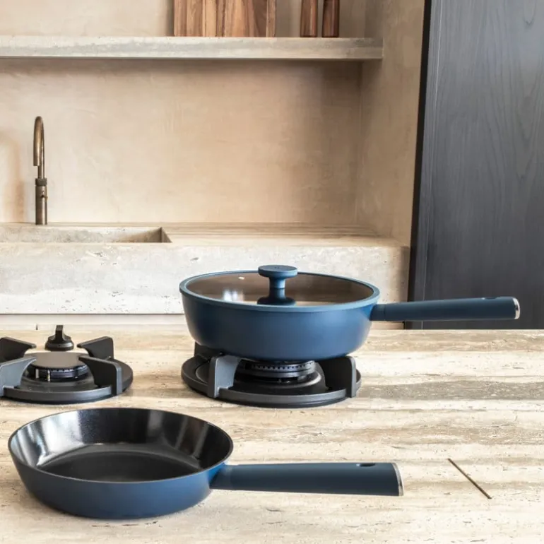 Hugo Kennis hapjespan met deksel - blauw/zwart - ø28x8 cm