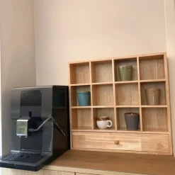 Wandkastje voor mokken met lade - bruin - 53x50x10 cm